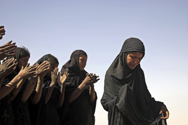 Des femmes dansent dans le désert malien en 2007 cc Emilia Tjernström