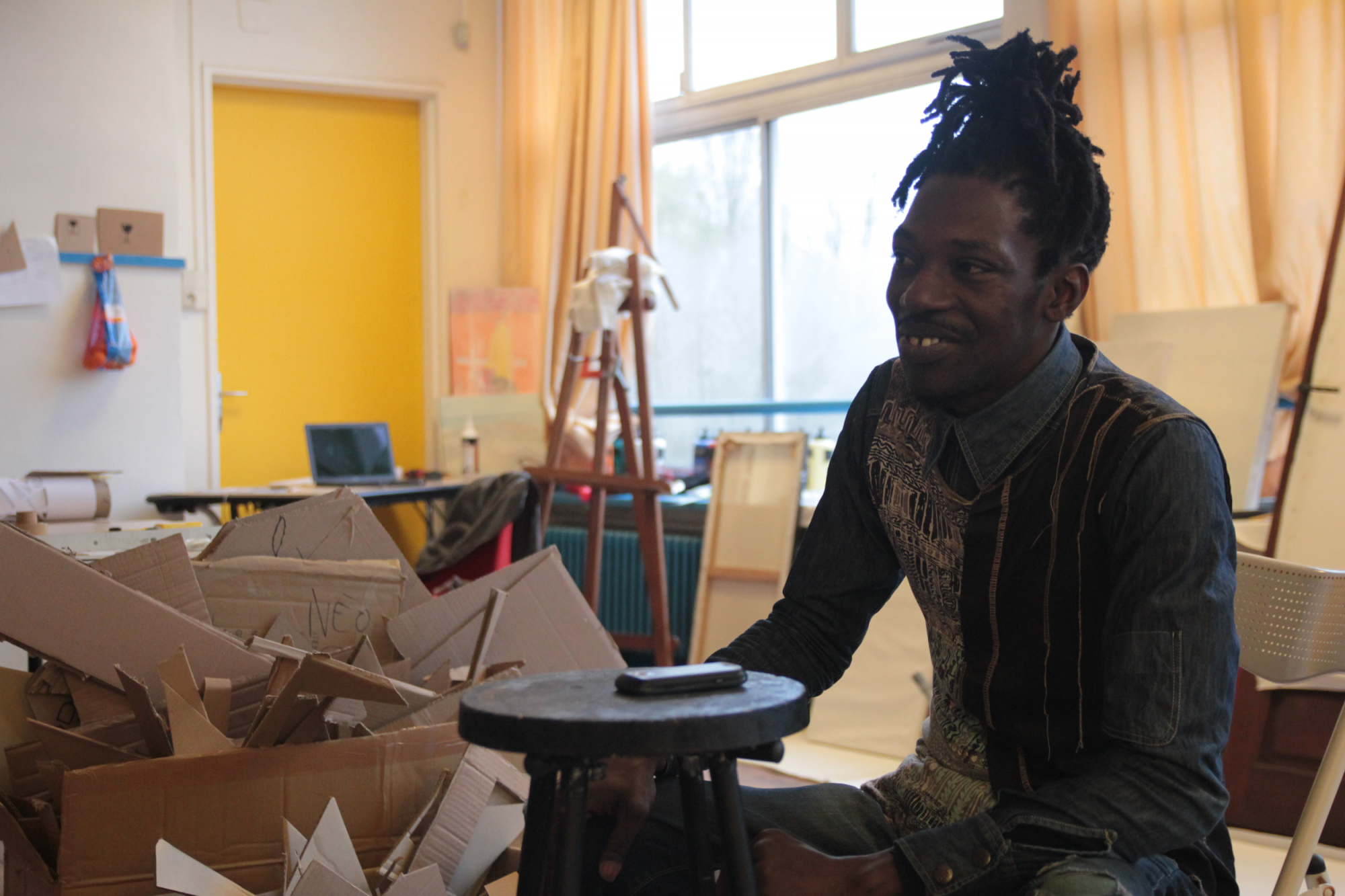 L'artiste sénégalais Amadou Tounkara en résidence à Nantes pour le festival Palabres Urbaines. Crédit photo: Hugo Philippon.