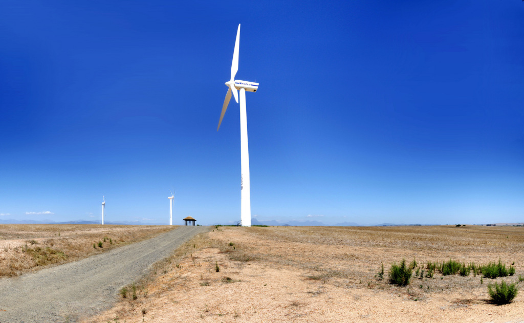 Un champ d'éoliennes en Afrique du Sud CC Warrenski
