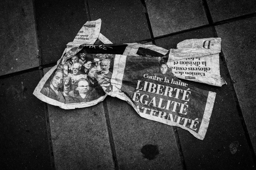 Un journal froissé dans les rues de Paris CC John Perivolaris
