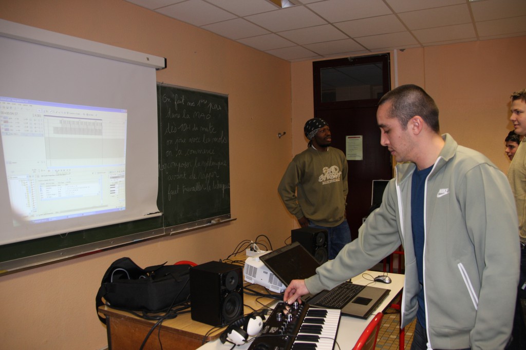 Samuel (au premier plan), Musique Assistée par Ordinateur, et JM (à l'arrière plan), atelier d'écriture, de l'association Kontrat-Dixion. - Crédit photo : Brigitte Ayrault