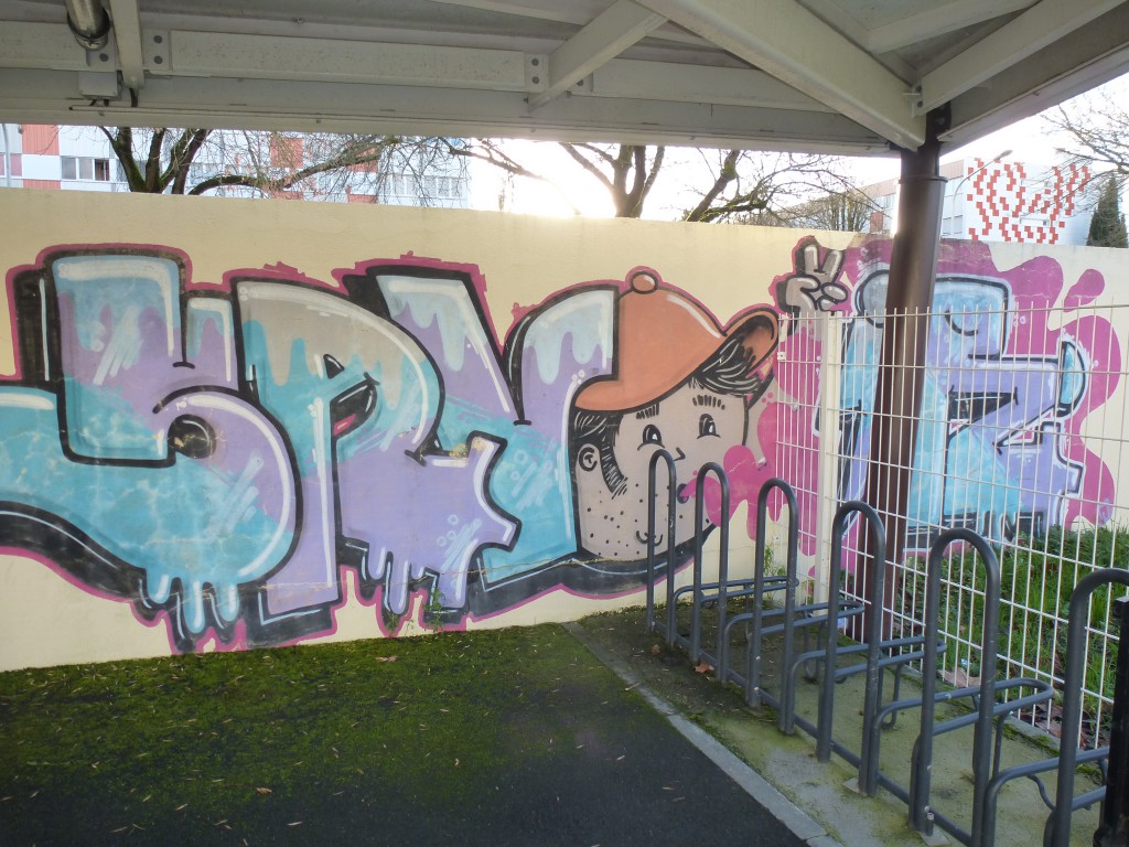 Le graffiti actuellement dans la cour du collège Ernest Renan - Crédit photo : Sandrine Gourier