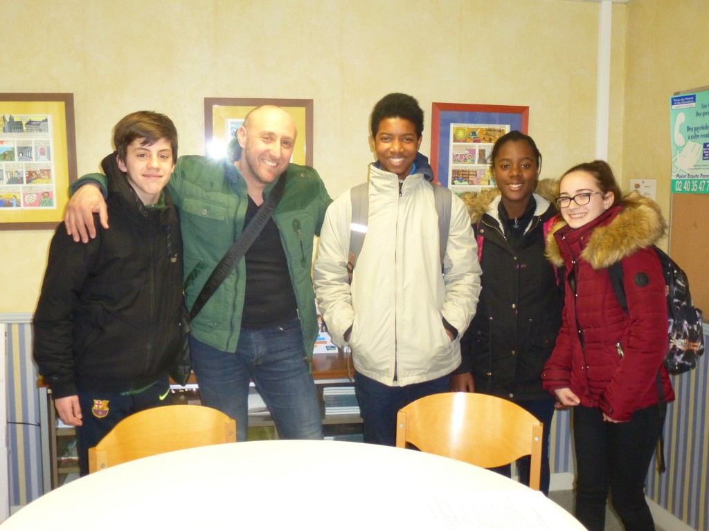 Samir Maïza, ancien élève du collège, entouré de Kyllian, Djane, Kaïla et Agathe - Crédit photo : Sandrine Gourier