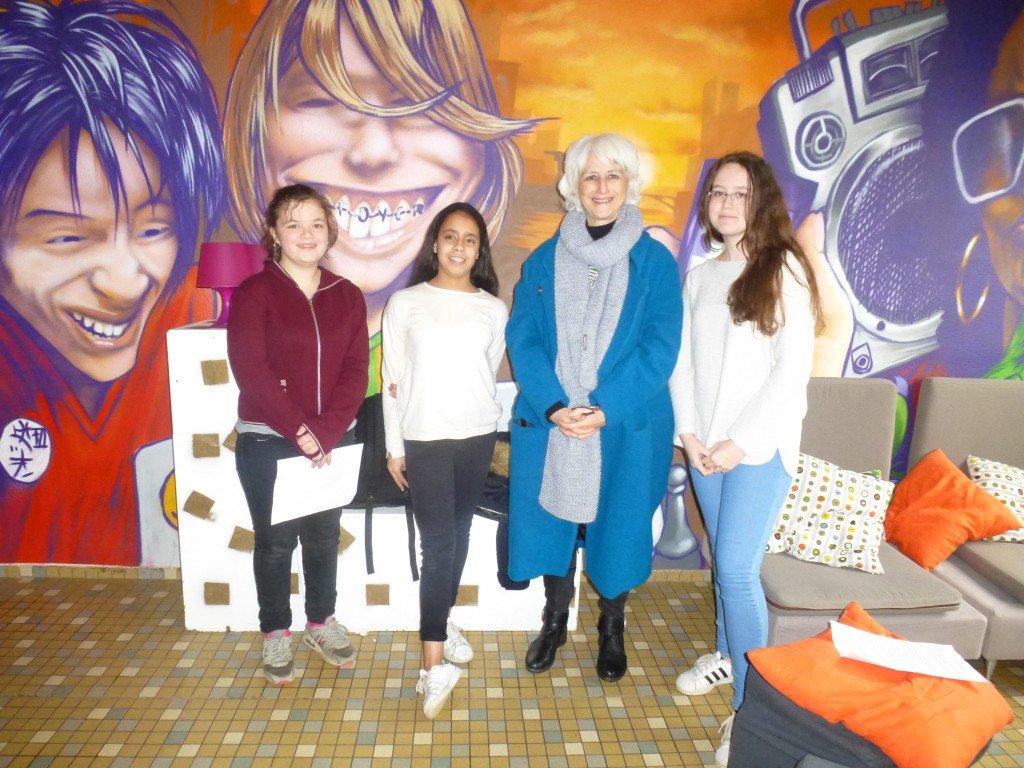 Maryse Sellin, ancienne professeure d'allemand, accompagnée des collégiennes. Crédit photo : Sandrine Gourier